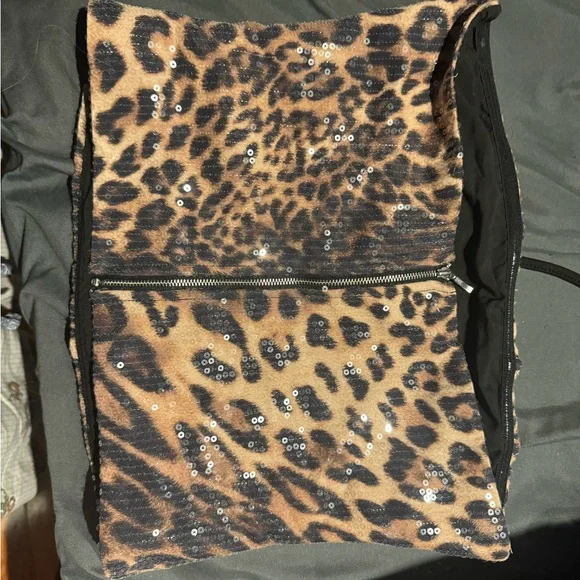 White Fox Boutique Leopard Sequin Crop Top - Picture 2 of 2